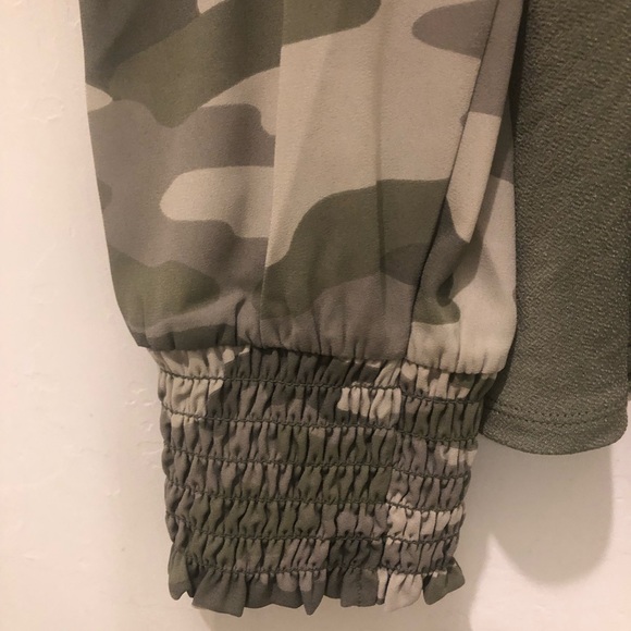 CATO Camo Smocked Sleeve Top Size Medium - Picture 4 of 8